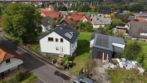 Außenansicht - Genehmigt & bereit: Haus + Baugrundstück für 2 weitere Einheiten - 305 m² Wohnfläche + Solar