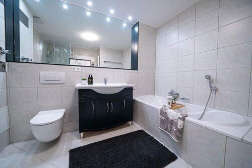 BAD MIT BADEWANNE UND DUSCHE - 