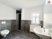 Bad mit Dusche - Großzügige, komplett sanierte 5-Raum-Wohnung mit zwei Bädern in Gornsdorf!!
