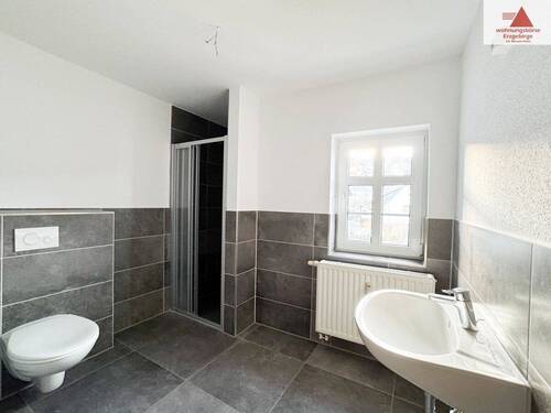 Bad mit Dusche - Großzügige, komplett sanierte 5-Raum-Wohnung mit zwei Bädern in Gornsdorf!!