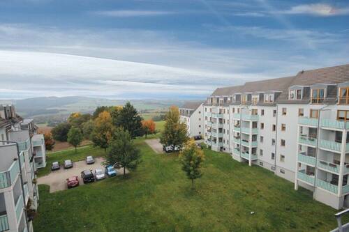 Ausblick - 2-Raum mit Balkon, Einbauküche und PKW-Stellplatz - Herzog-Georg-Ring in Annaberg-Buchholz!