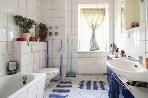 Bad mit Badewanne - 
