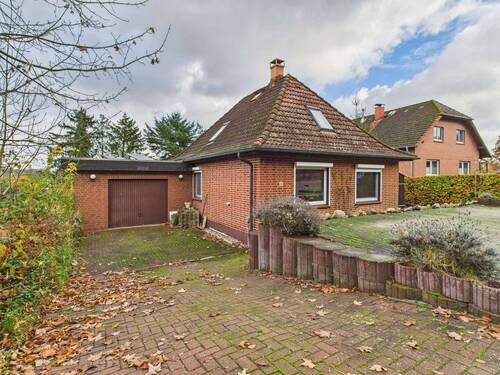 Ansicht mit Garage - 