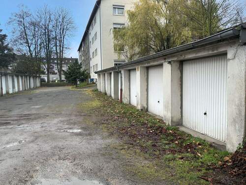 Garagenhof unterhalb der Hauptgebäude - 