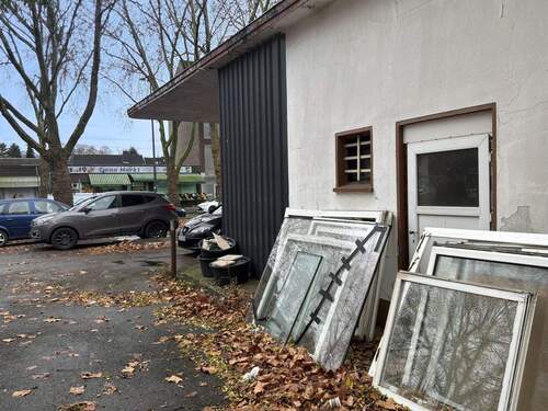 Seitlich am Gebäude - 