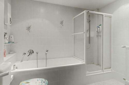 ...mit Dusche und Wanne - 