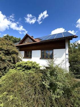 Hausansicht - Einfamilienhaus mit großzügigem Grundstück