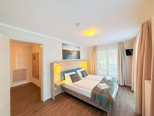 Schlafzimmer mit Blick ins Flurbereich - 