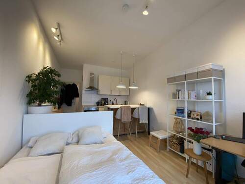 Wohnung mit Blick auf Küche und Eingang - 1 Zimmer Etagenwohnung in Erlangen