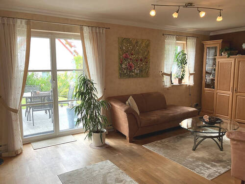 Wohnzimmer mit Zugang zur Terrasse - 