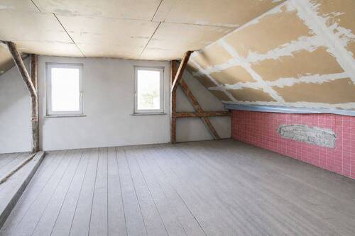 ausbaufähiges Zimmer 1a im DG - 