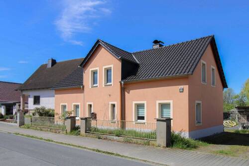 Hausansicht mit Einfahrt-vorn - 5 Zimmer Einfamilienhaus zum Kaufen in Wülknitz