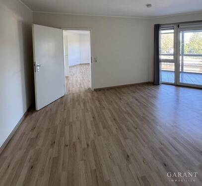 Schlafzimmer mit Blick zum Wohnzimmer - Etagenwohnung mit 61,00 m&sup2; in Stuttgart zum Kaufen