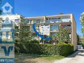 Außenansicht des Mehrfamilienhauses in Laim - Vielseitige 3,5-Zi.-DG-Wohnung mit Renovierungsbedarf und zwei Balkonen