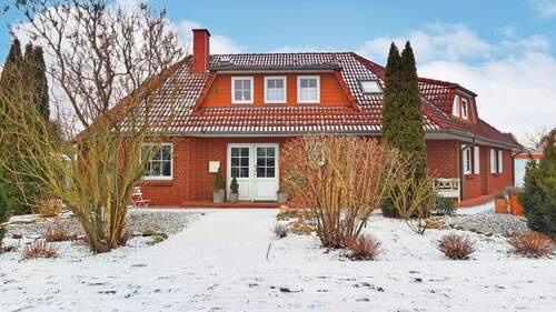 Vorderansicht - Doppelhaushälfte mit großzügigem Wohngefühl und liebevoll angelegtem Garten