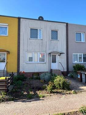 Straßenansicht - 5 Zimmer Reihenmittelhaus zum Kaufen in Magdeburg