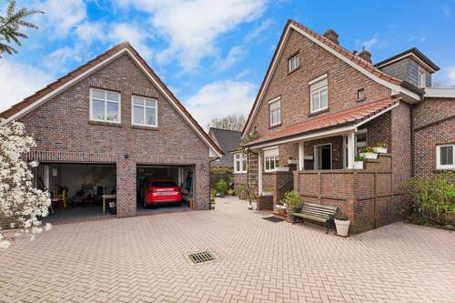 Innenhof mit Garagen - 