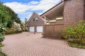 Auffahrt zum Innenhof - Einfamilienhaus mit 152,00 m² in Aurich zum Kaufen