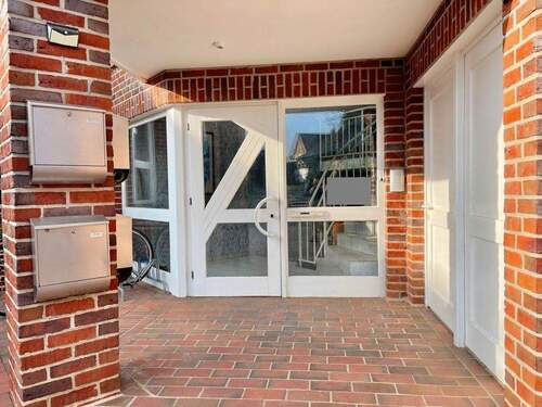 Eingangsbereich mit Klingelanlage u. Briefkästen - 