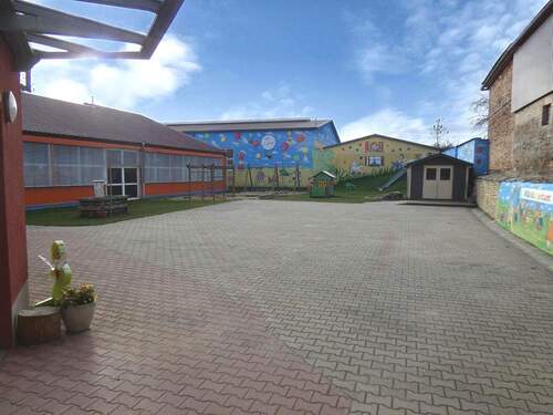 Innenbereich mit Spielplatz - Kita - 