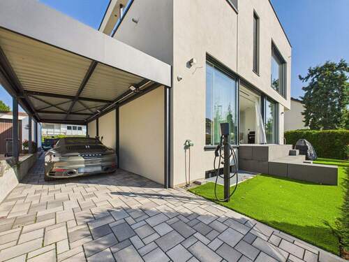 Einfahrt mit Carport - 6 Zimmer Einfamilienhaus in Wiesbaden