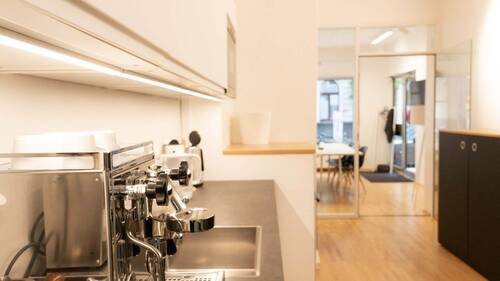 Titelbild - Moderner Schreibtischplatz in Köln mit Innenhofblick, Möbliert, 247, Kaffee inkl.