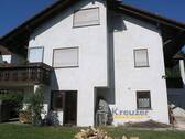 Hausansicht - Ruhig Lage * Bezugsfrei * Renoviert - Hübsche 2 Zi.-Wohnung in Teilort von Berg !