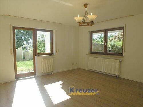 gemütl. Wohnzimmer - Etagenwohnung mit 57,00 m&sup2; in Berg zum Kaufen