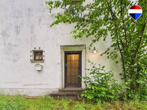 REMAX Immobilien DeLux Einfamilienhau Frontansicht Homburg Mark Borowicz - Großzügiges Grundstück trifft flexible Wohnmöglichkeiten