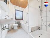 REMAX Immobilien DeLux Einfamilienhau Badezimmer Homburg Mark Borowicz - 