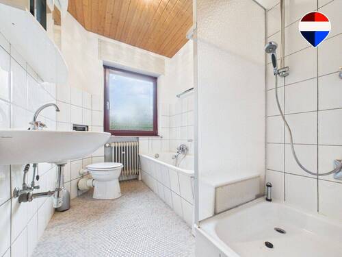 REMAX Immobilien DeLux Einfamilienhau Badezimmer Homburg Mark Borowicz - 