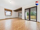 REMAX Immobilien DeLux Einfamilienhau Wohnzimmer Homburg Mark Borowicz - 