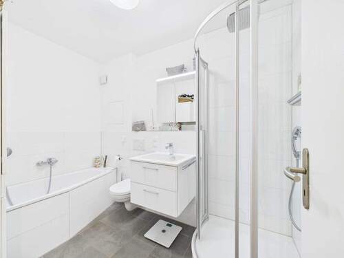 Badezimmer mit Wanne und Dusche - 