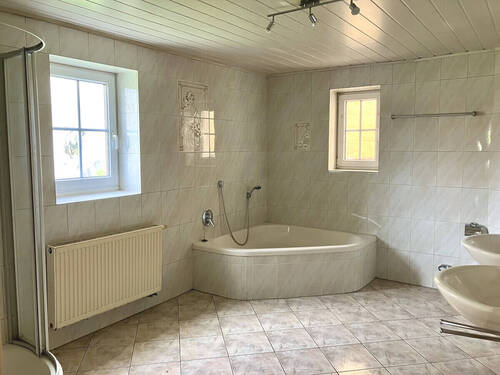 Bad Erdgeschoss (Dusche, Wanne, Fenster) - 