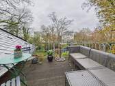 Balkon mit Blick in den Garten - 