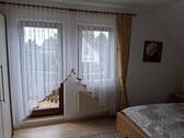 Schlafzimmer Obergeschoss Zugang Balkon - 