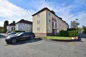 Außenansicht mit Parkplätzen - 