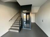 Treppenhaus mit Personenaufzug - 
