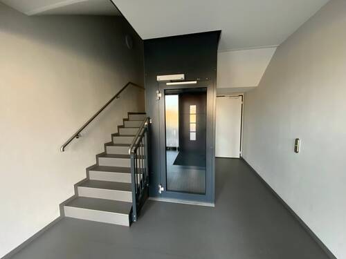 Treppenhaus mit Personenaufzug - 