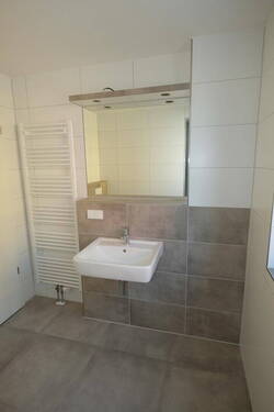 Waschbecken mit Spiegel - 