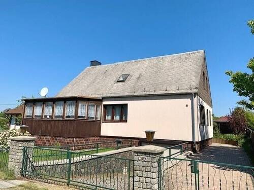 Hausansicht - Einfamilienhaus mit viel Potential !