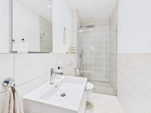 modernes Gäste-Duschbad - 