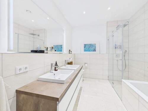 großzügiges Hauptbadezimmer - 