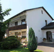 Schönes Zweifamilienhaus mit gepflegtem Garten und zwei Garagen - Emmerting / Bruck