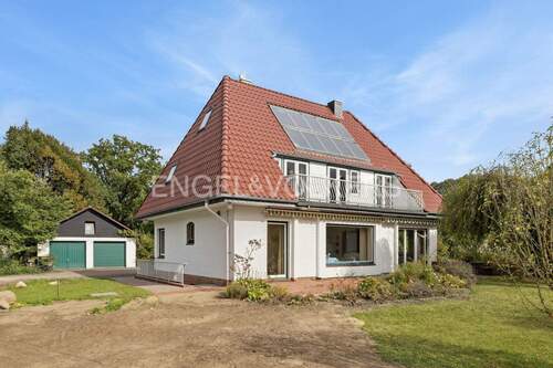 Haus Seitenrückansicht - 7 Zimmer Einfamilienhaus in Großhansdorf