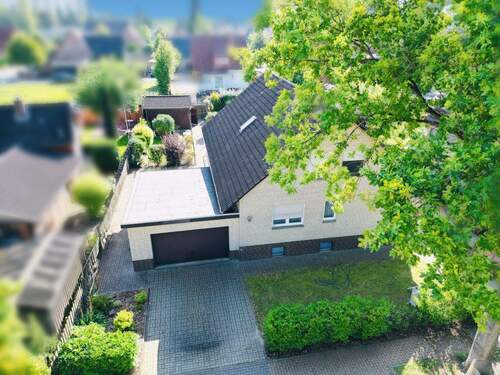 Garage - 9 Zimmer Einfamilienhaus zum Kaufen in Wathlingen