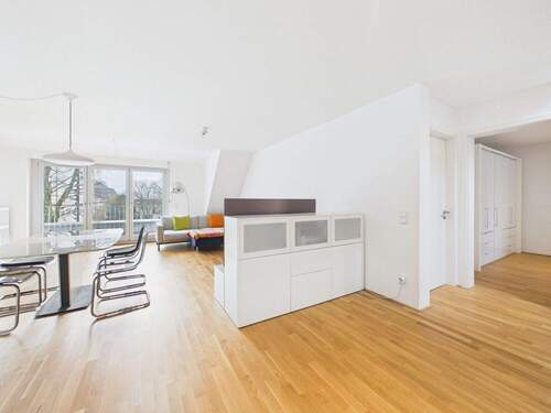 Heller Flurbereich - 5 Zimmer Etagenwohnung in Wiesbaden