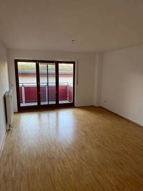 Wohnzimmer - MT an CS 12.5 Helle 2 Zimmer Wohnung mit Balkon in ruhiger Lage Karben