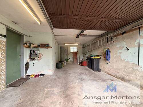Garage mit Haus- und Gartenzugang - 