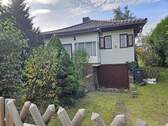 Ansicht mit Einfahrt und Garage - 4 Zimmer Bungalow in Halle